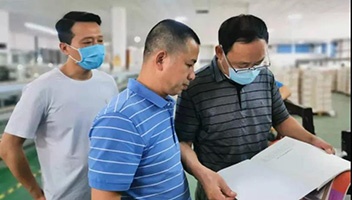 江蘇鳳凰出版?zhèn)髅郊瘓F蒞臨新華企業(yè)巡檢教材印制工作
